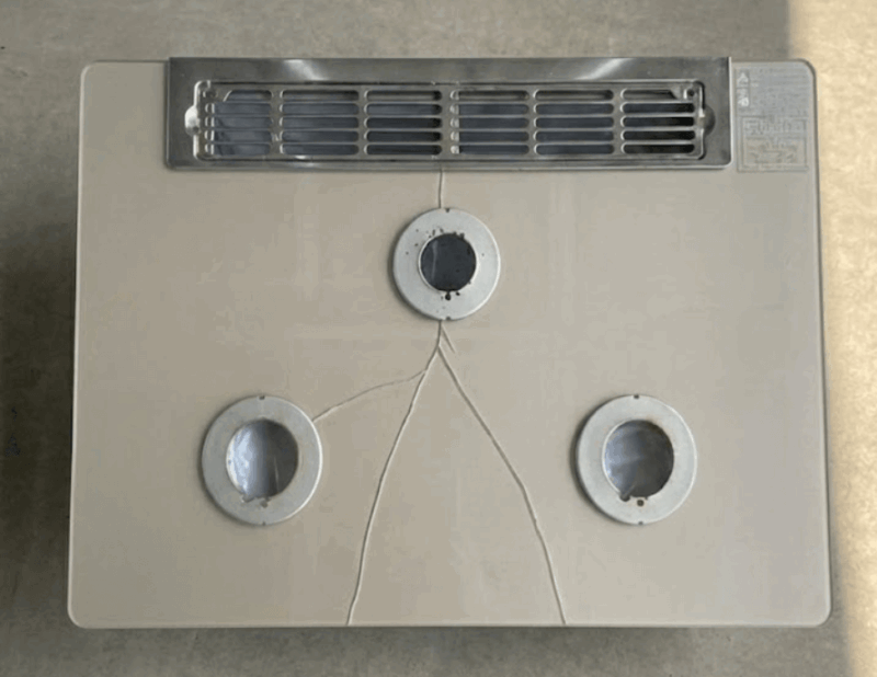 割れてヒビが入った　ガラストップの天板　実際の画像